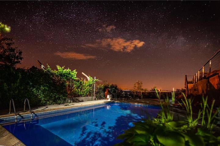 Gîte pour 4 personnes, avec vue et piscine ainsi que bassin pour enfant et jardin, animaux acceptés dans Fornos de Algodres