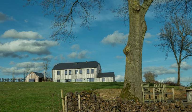 Location de vacances pour 9 personnes, avec jardin et vue dans Celles (Houyet)