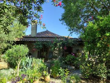 Gîte pour 6 personnes, avec vue et jardin dans Stoupa