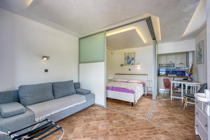 Gîte pour 2 personnes, avec terrasse ainsi que vue sur l’océan et piscine, adapté aux familles à Koper - 2