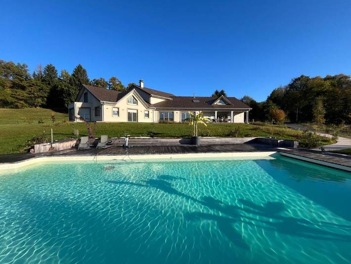 Ferienhaus für 10 Personen, mit Balkon und Terrasse sowie Garten und Pool in Sapois