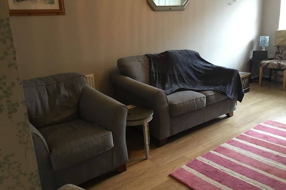 Cosy 2 bedroom cottage. Parking and sunny garden. 3 mins from beautiful harbour. in Porthleven, Cornwall