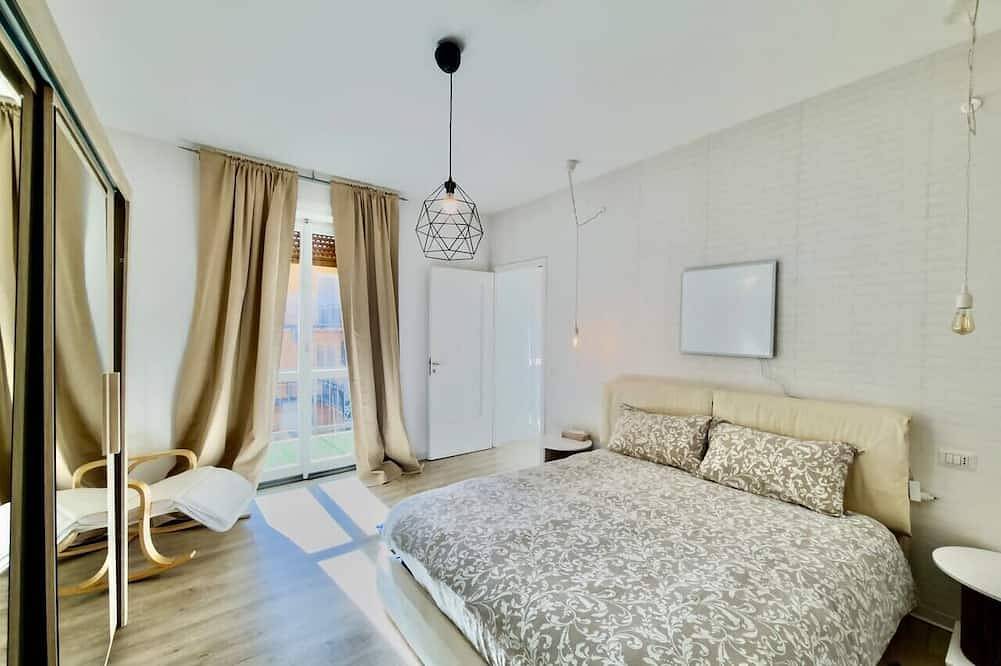 Appartamento intero, Leonardo Academy Hub: Comfort e Spazio in centro in Sesto Calende, Comune di Sesto Calende