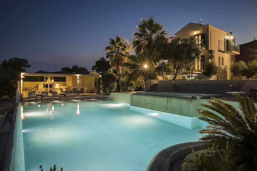 Villa de luxe avec jacuzzi, piscine à débordement et spectaculaire sur la mer et vue sur la montagne in Skala, Céphalonie