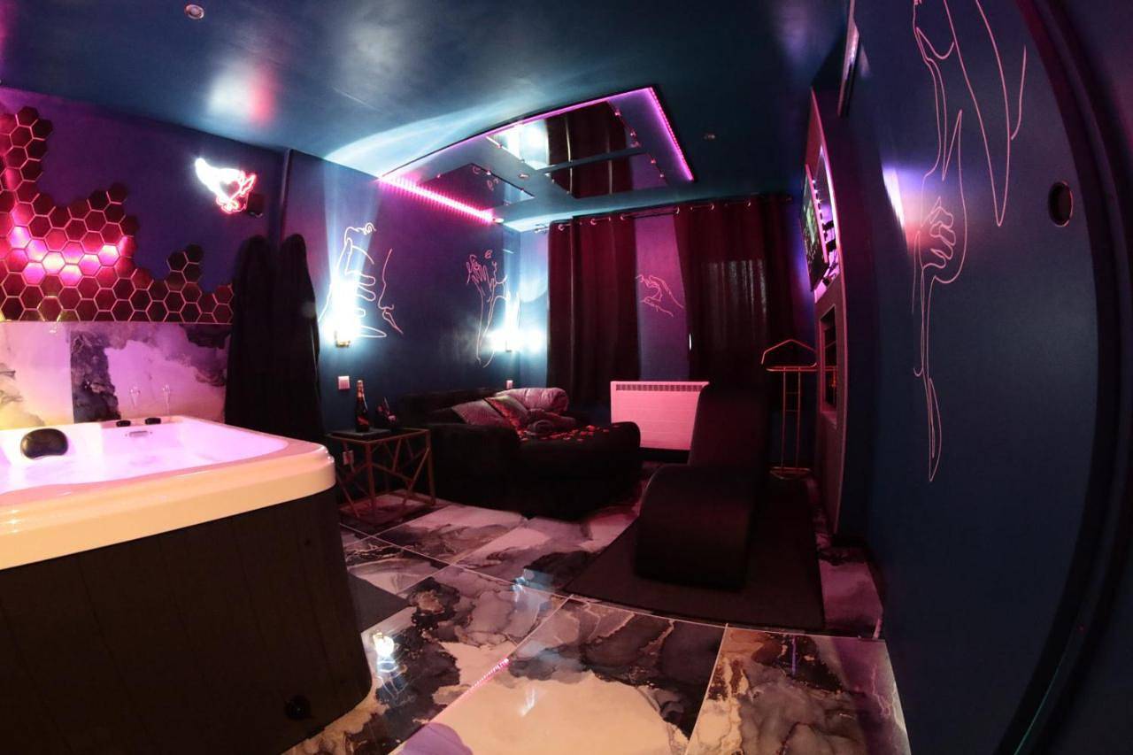 Appartement entier, Le Confidentiel -Love Room, marbres, jeux, jacuzzi in Achenheim, Région de Strasbourg