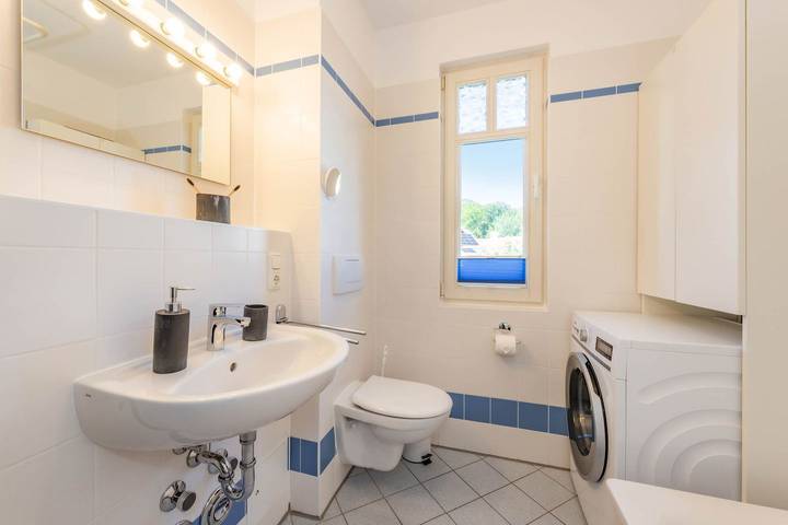 Ganze Wohnung, Gemütliche Ferienwohnung mit Balkon nahe Strand & Wald in Koserow, Bernsteinbäder