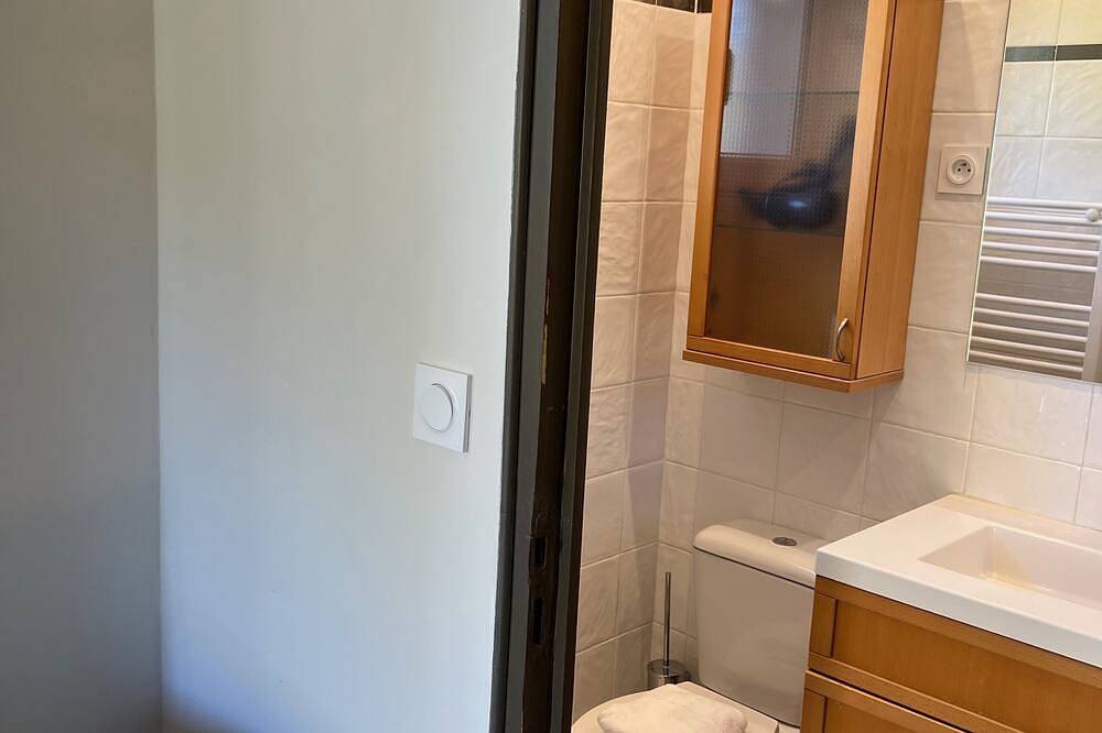 Appartamento intero, Appartamento-Superiore-Bagno in camera con doccia-Balcone in Corte Francia, Parco naturale regionale della Corsica