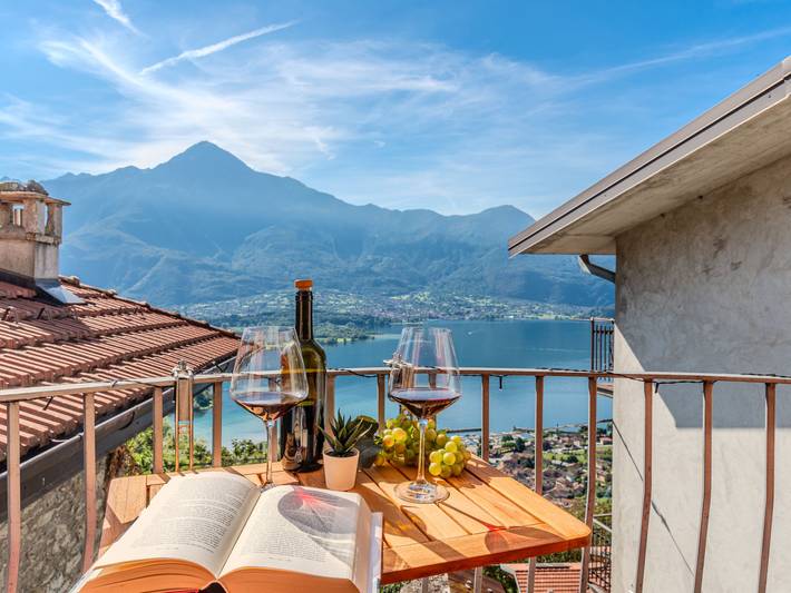Ferienhaus für 4 Personen, mit Balkon und Terrasse sowie Seeblick und Ausblick in Montemezzo