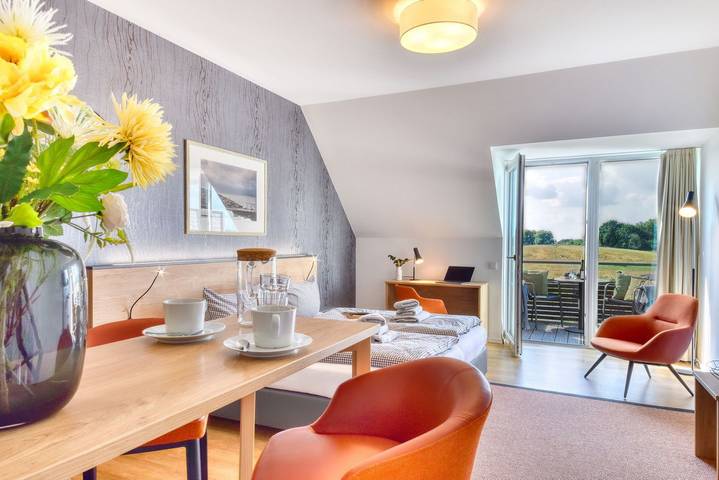 Ferienwohnung für 3 Personen, mit Balkon und Garten sowie Seeblick und Ausblick in Wreechen, Putbus