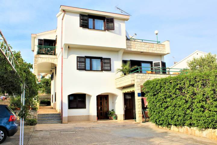 Ferienwohnung für 4 Personen, mit Balkon/Terrasse in Primosten - 2