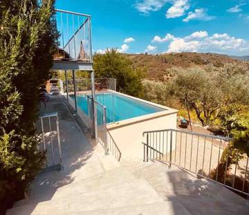 Gîte pour 9 personnes, avec piscine et terrasse à Roquebrun