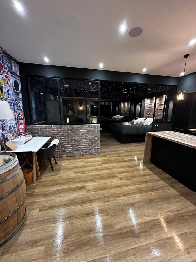 King Room with Spa Bath in Voreppe, Isère