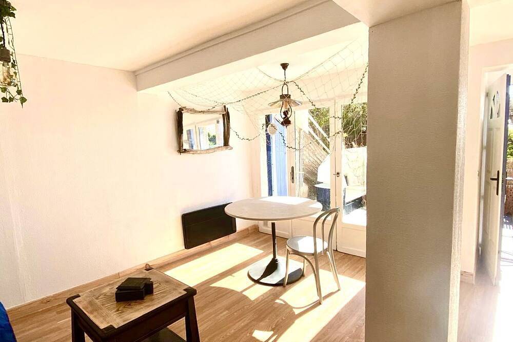 Entire apartment, Appartement Fanny. Terrasse, vue mer in Niolon, Le Rove
