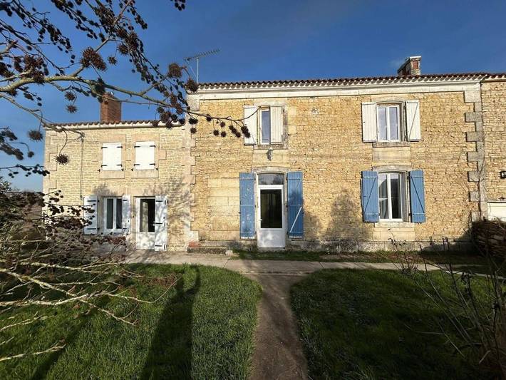 Location de vacances pour 8 personnes, avec piscine et jardin ainsi que vue et terrasse, animaux acceptés à Saint-Sigismond (Vendée)
