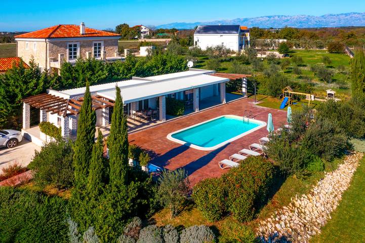 Villa pour 8 personnes, avec piscine ainsi que terrasse et jardin, animaux acceptés à Nin