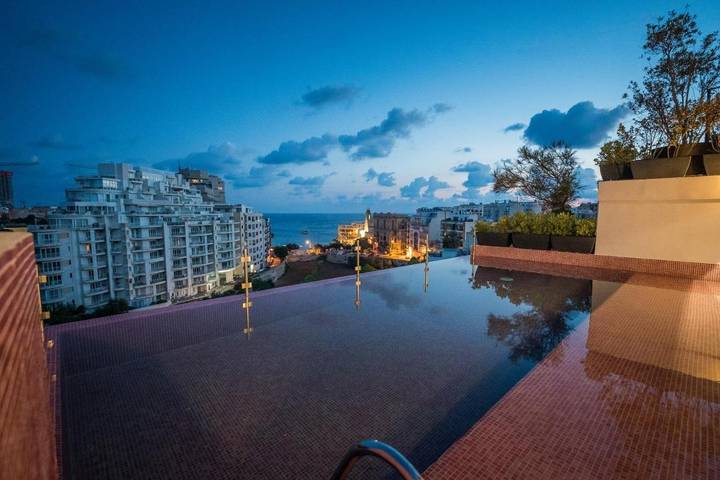 Hôtel pour 4 personnes, avec terrasse et piscine ainsi que sauna et vue