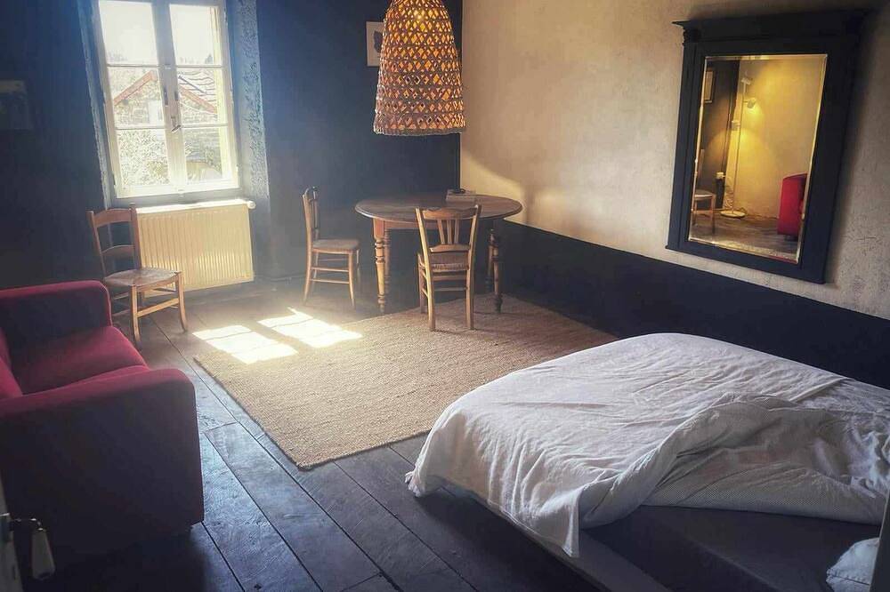 Vakantiehuis in groene oase in Charensat, Puy-de-Dôme