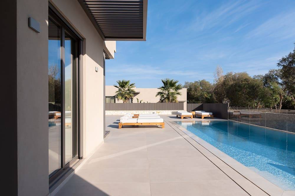Athina Luxury Villa, with Pool & Walk to the Beach in Tavronitis, Chania und Umgebung