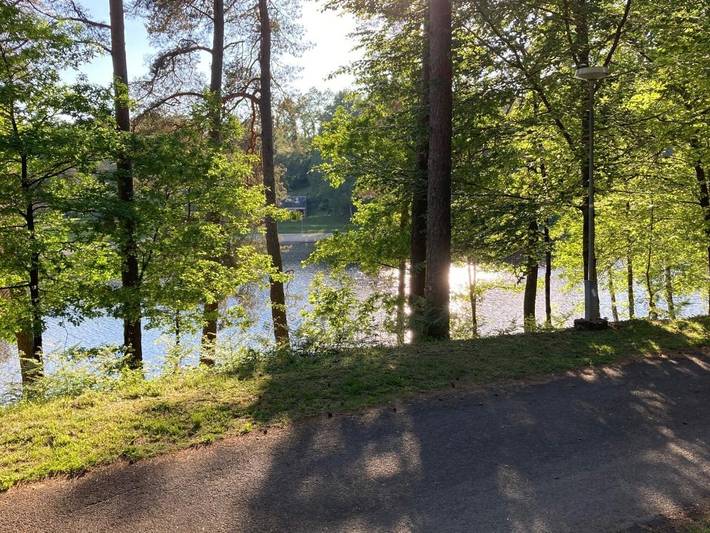 Gîte pour 2 personnes, avec vue sur le lac ainsi que jardin et vue à Soursac