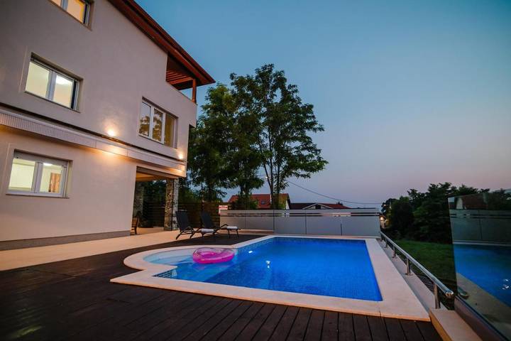 Villa pour 9 personnes, avec Balcon et Jacuzzi ainsi que Terrasse et Piscine à Zagreb