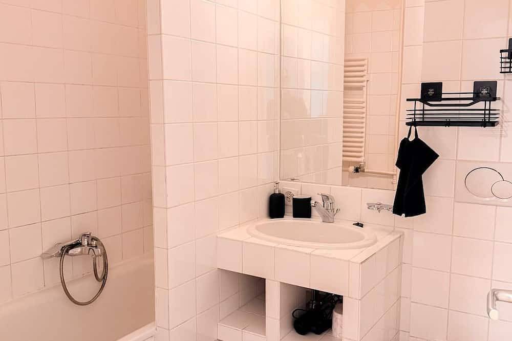 Hel lejlighed, Central Geneva Apartment - Walk to Old Town & Lake in Plainpalais, Genève