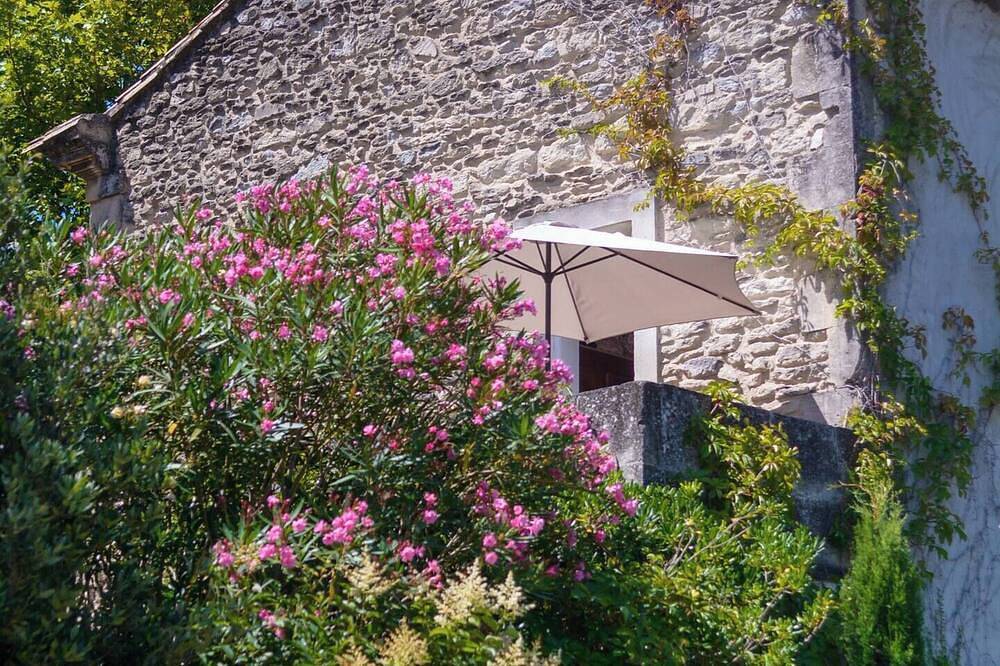 Entire apartment, Magnificent apartment in 18th century Priory, with swimming pool and lush grounds in Graveson, Arles region