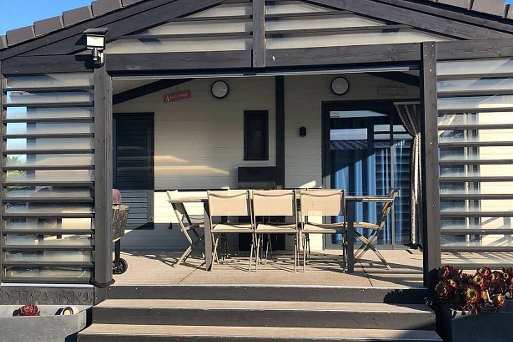 Chalet de Madera con 3Habs, 2Baños, Piscinas Climatizadas y Toques de Lujo Cercano a la Playa in Pomérols, Côte d'Améthyste