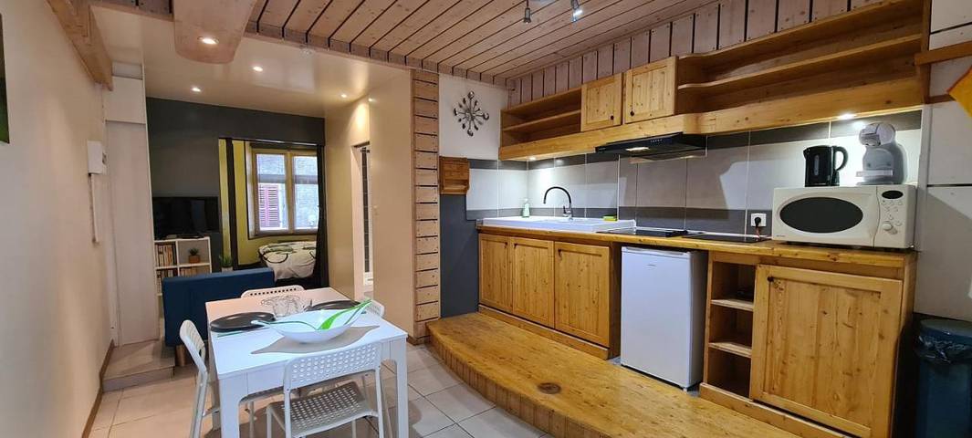 Gîte pour 2 personnes, avec jardin ainsi que vue et terrasse dans Office De Tourisme D Evian Les Bains