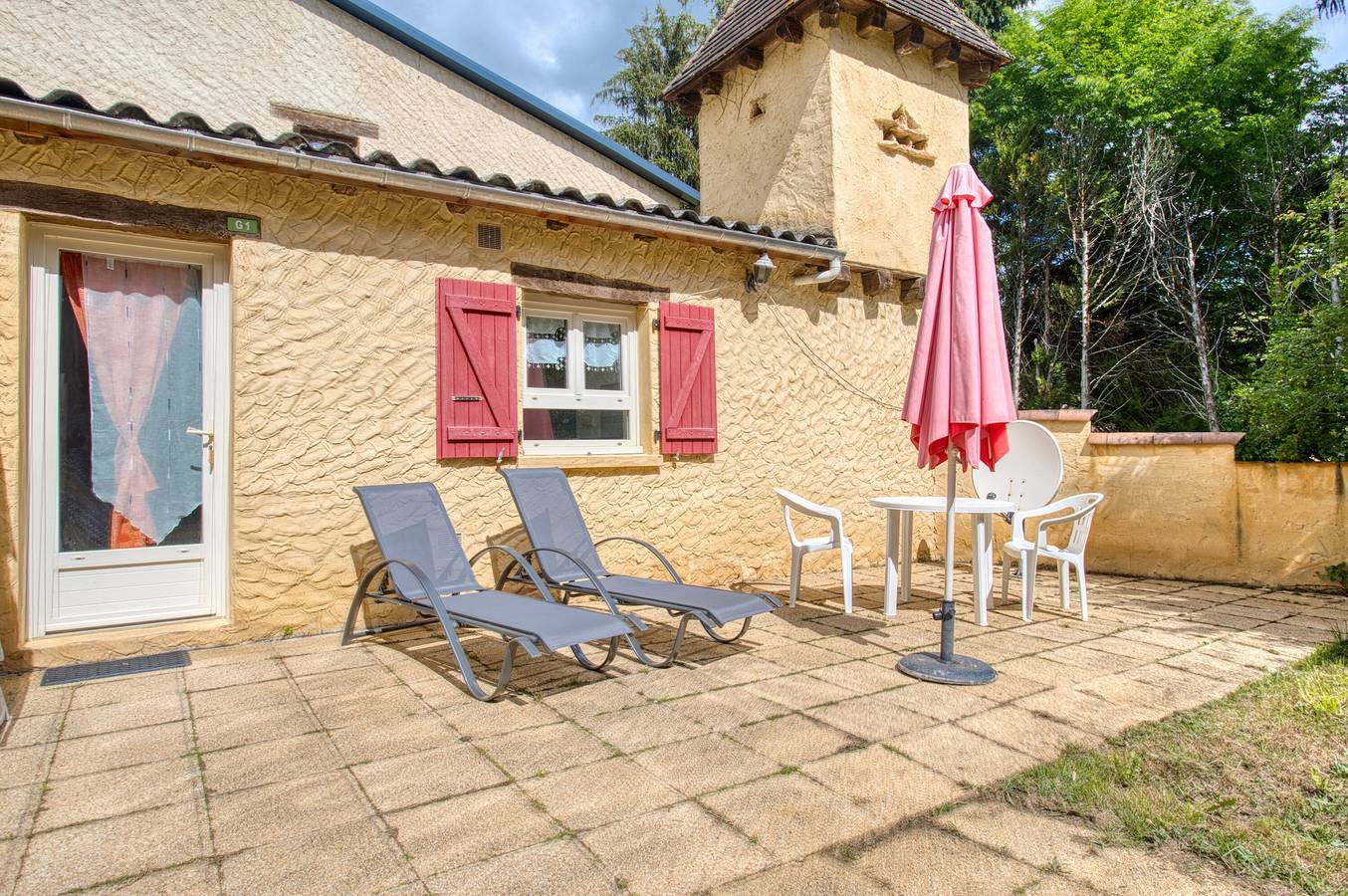 Cottage « Maisonnette – Gîte » avec piscine partagée, terrasse privée et jardin privé in Nabirat, Périgord Noir