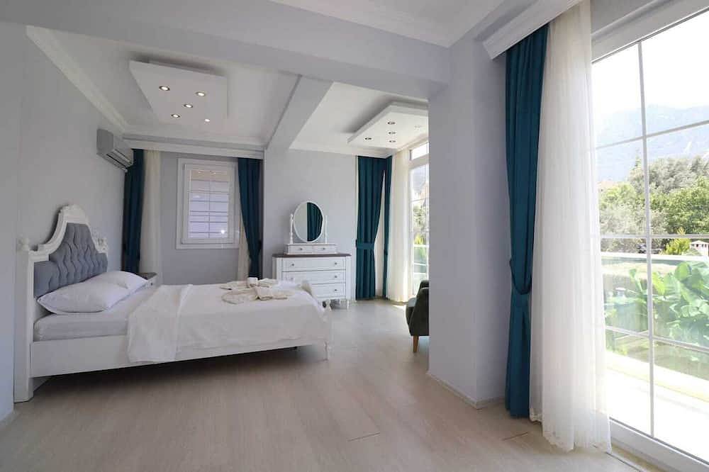 4-bedroom private pool villa in beautiful Fethiye ölüdeniz with Ac, Wifi in Fethiye, Türkische Ägäis