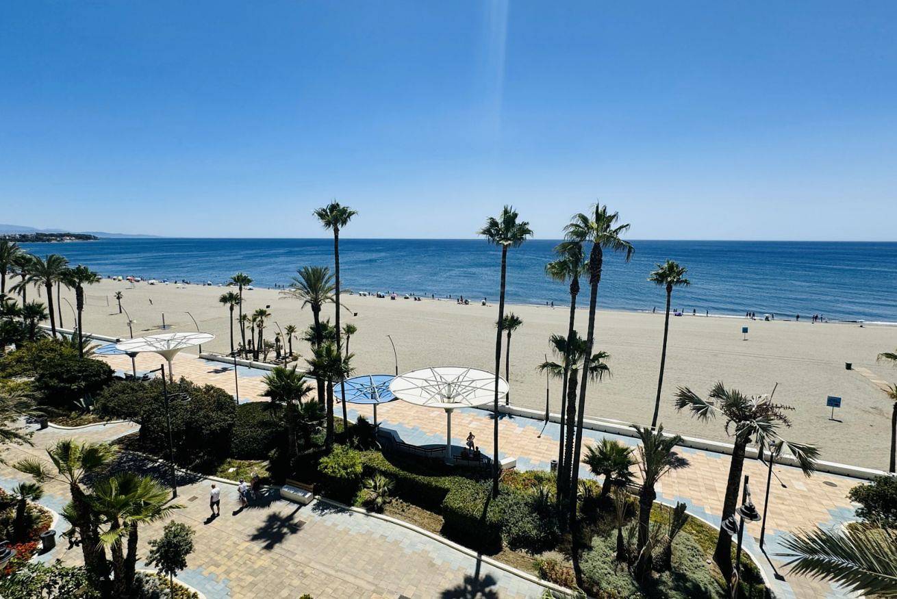 Entire apartment, Holiday apartment for 2 people with ocean view in Playa de la Rada, Estepona