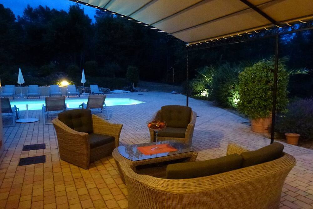 Appartement entier, Studio privé Villa provençale située dans un écrin de verdure pour 2 personnes. in Seillans, Région de Draguignan