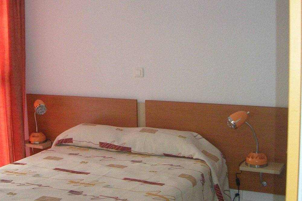 Entire apartment, Air-conditioned T2 ground floor in 3-star residence with heated pool in Salies-de-Béarn, Béarn