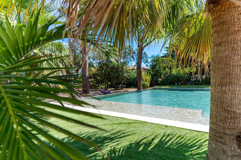 Large charming Bastide- private pool- Air conditioning- Wifi-1.2 km from St Tropez-Vue Mer in Gassin, Draguignan Region