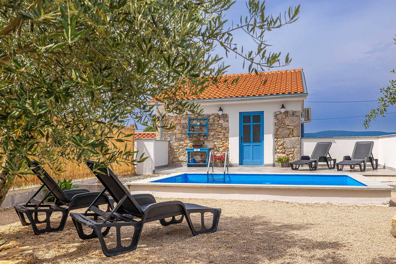 Ganze Wohnung, Ferienhaus Kuntenta mit privatem Pool und Whirlpool in Pinezici, Krk
