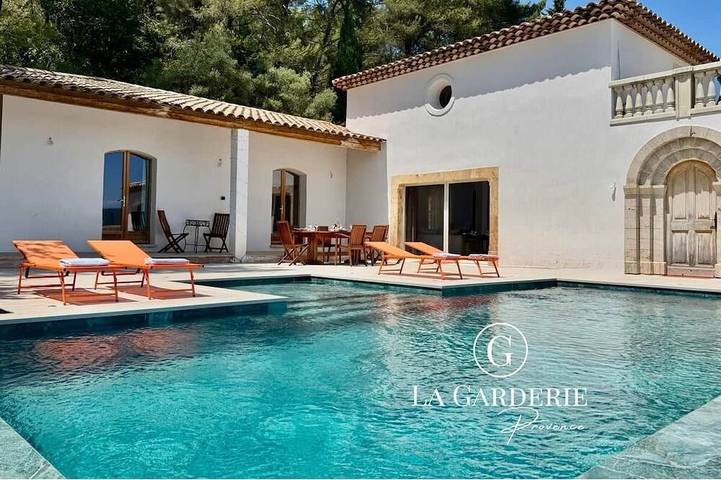 Location de vacances pour 10 personnes, avec piscine à Solliès-Ville