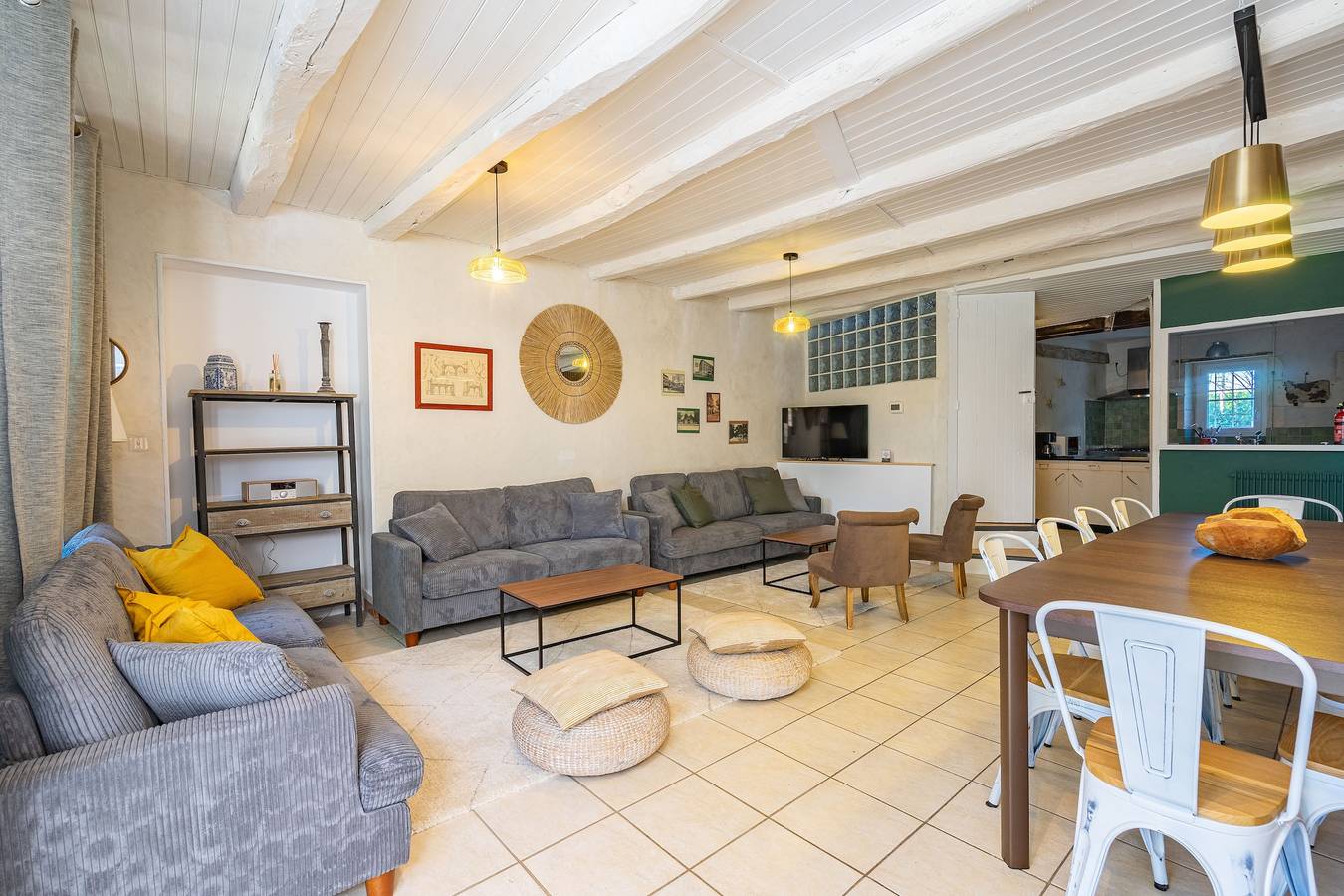 Maison 'Gîte Le Cottage' avec piscine partagée, terrasse privée et Wi-Fi in Saint-Romain-de-Benet, Région de Saintes