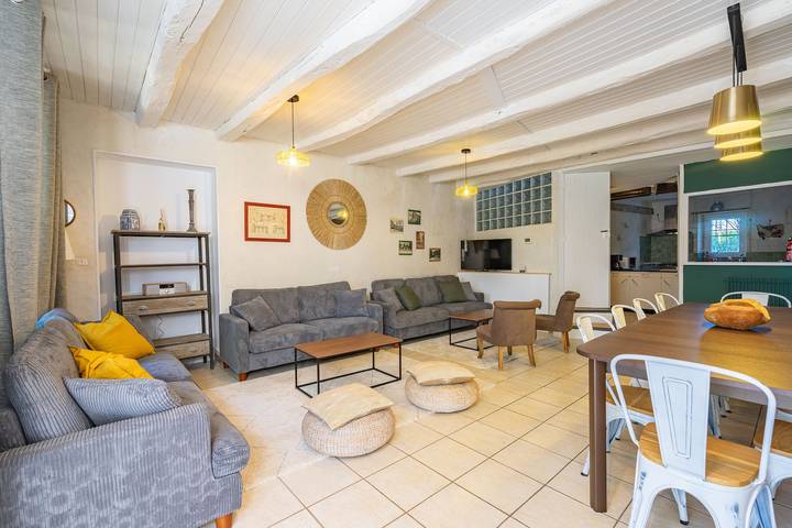 Maison 'Gîte Le Cottage' avec piscine partagée, terrasse privée et Wi-Fi in Saint-Romain-de-Benet, Région de Saintes