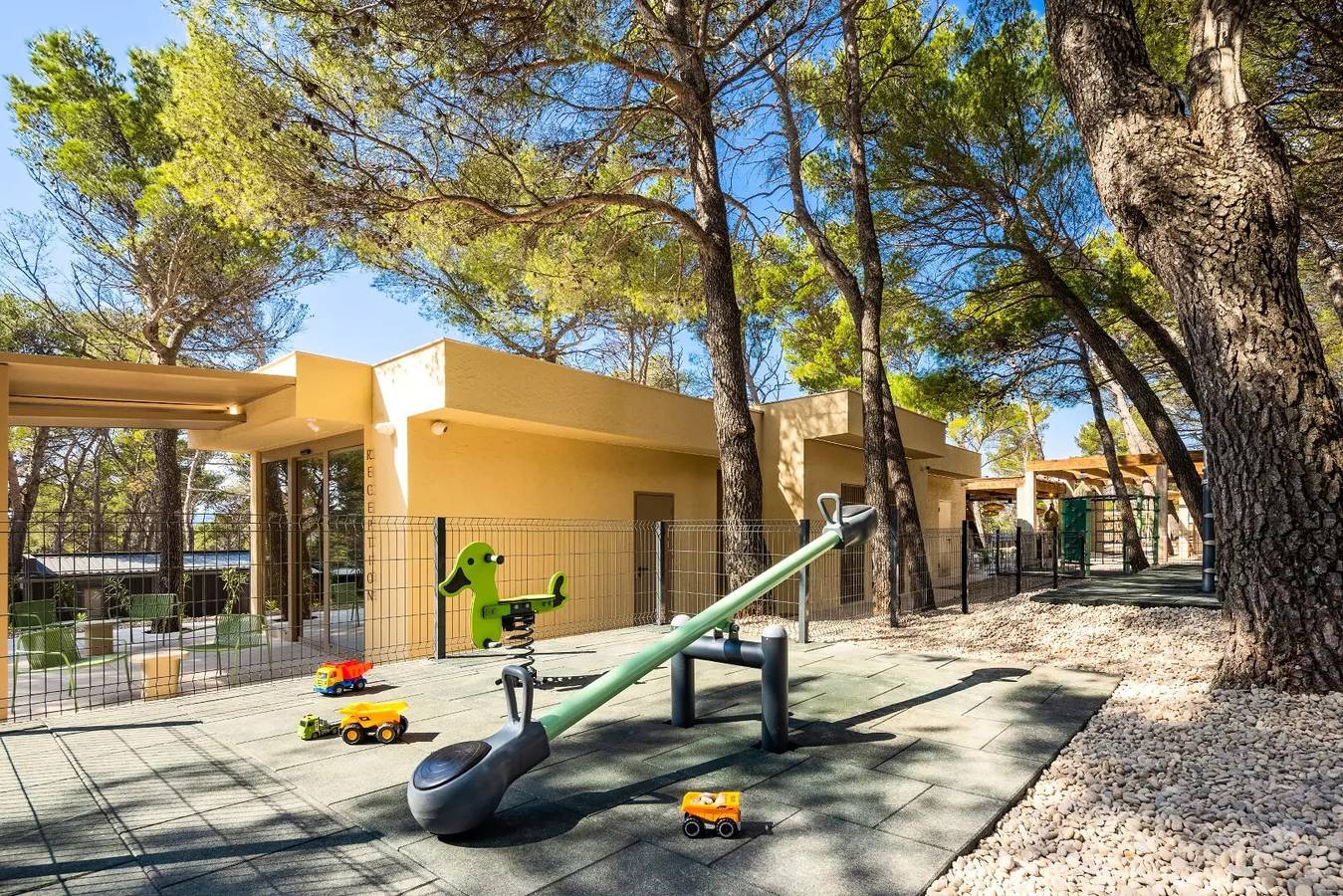 Mobil Home Confort 2 chambres 4/5 personnes climatisé in Baško Polje Beach, Baška Voda