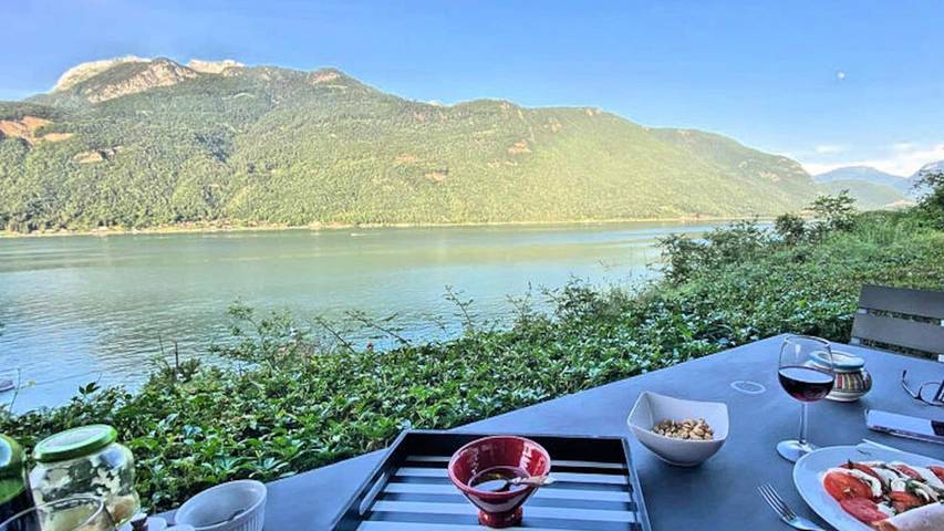 Location de vacances pour 9 personnes, avec jardin à Doussard