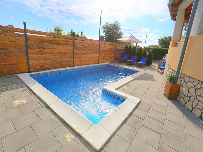 Ferienwohnung für 8 Personen, mit Balkon/Terrasse und Pool in Kakma