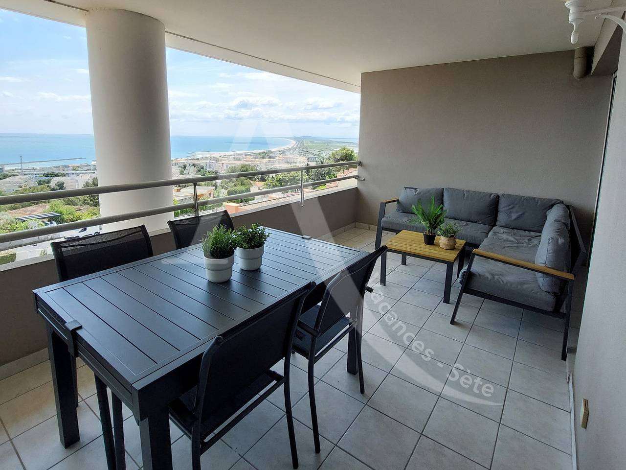 Appartement entier, 355 / T3 Vue Mer Degagée Avec Piscine Et Garage in Mont Saint-Clair, Sète
