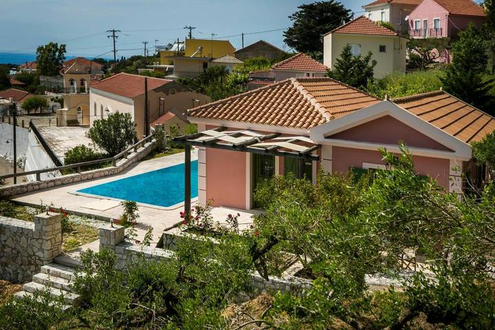 Vacation rental for 8 people, with yard and hot tub, with pets in Kefalonia