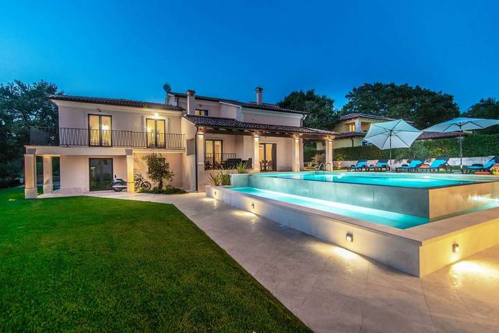 Villa für 14 Personen, mit Balkon und Balkon/Terrasse sowie Terrasse und Garten in Istrien
