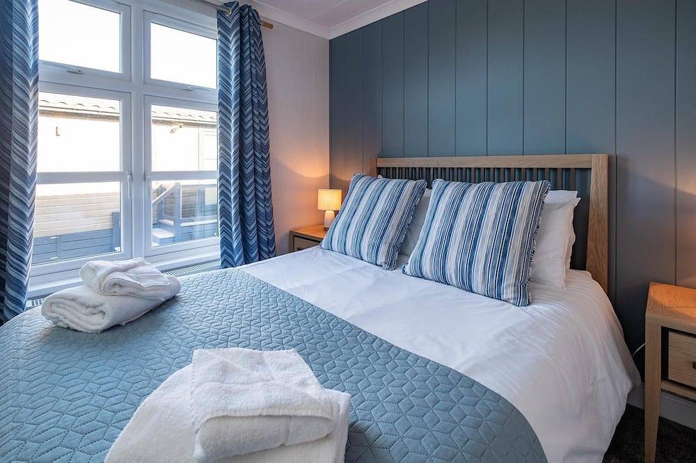 Entire apartment, Sea Breeze  - sleeps 6 guests  in 3 bedrooms in Sizewell, Suffolk