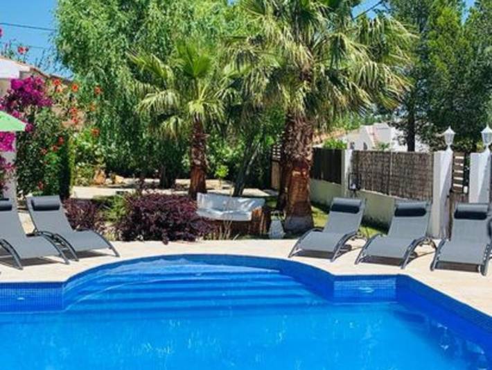 Location de vacances pour 6 personnes, avec terrasse ainsi que piscine et jardin, animaux acceptés dans Les Tres Cales