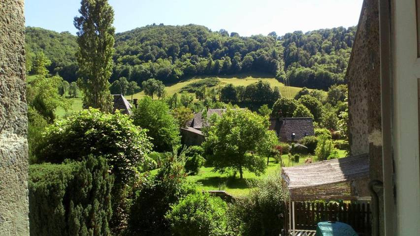 Location de vacances pour 7 personnes, avec Terrasse ainsi que Jardin et Vue à Saint-Projet-de-Salers