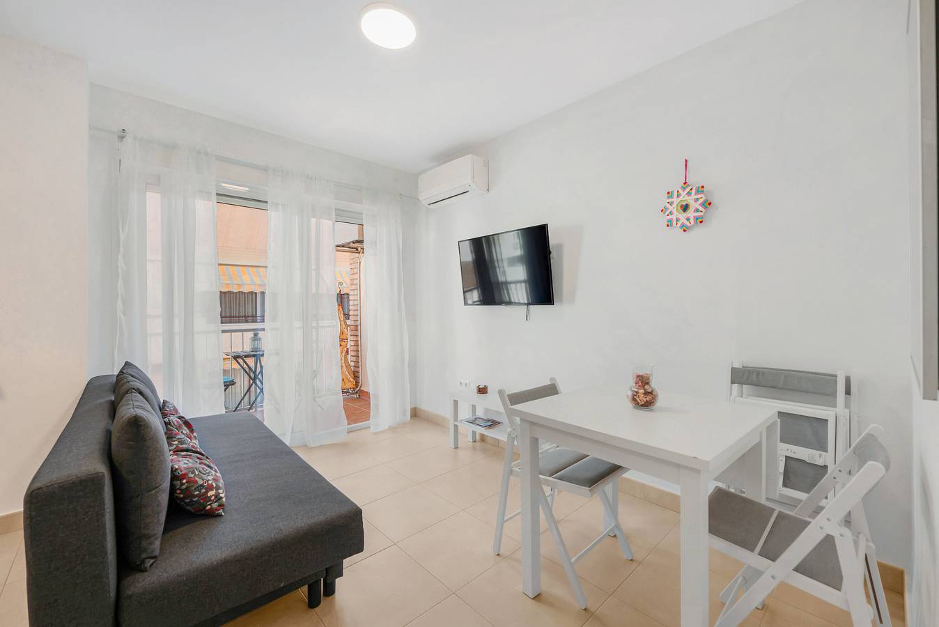 Entire apartment, Apartment 'Beachfront Estepona Center' with Sea View, Wi-Fi and Air Conditioning in Estepona Old Town, Estepona