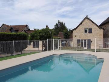 Gîte pour 12 personnes, avec piscine et jardin à Vailhourles