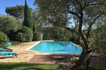 Gîte pour 9 personnes, avec jardin ainsi que balcon et jacuzzi à Malemort-du-Comtat